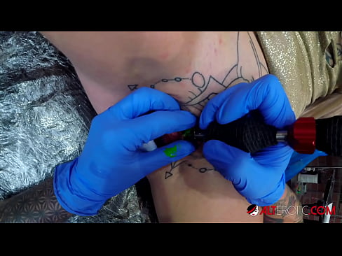 ❤️ Extreem getatoeëerde hottie Sully Savage kreeg een tatoeage op haar clitoris ❌ Quality porn at nl.assistirhentai.ru ️❤